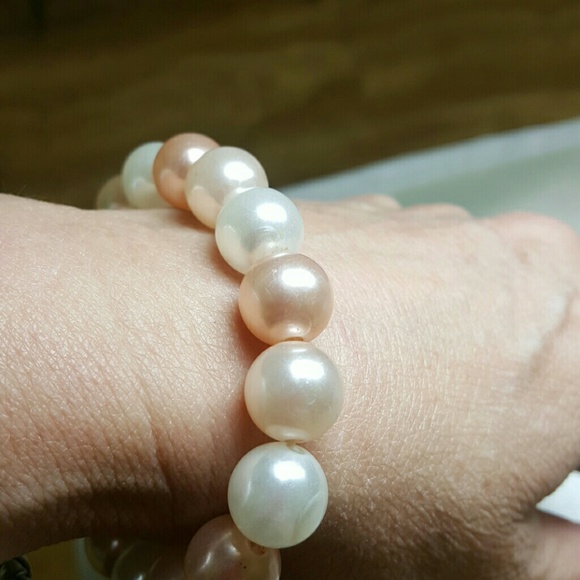 Blush Pink Gold & White Pearl Stretch Bracelet - Picture 2 of 3